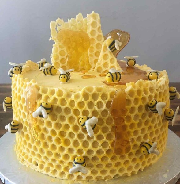 gâteau-ruche-d’abeille-et-nid-dabeilles-papier-bulle-idée-de-décoration.jpg